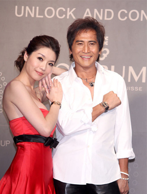 齐秦穿白衣皮鞋走秀嘟嘴扮可爱 “巧遇”神似王祖贤女模