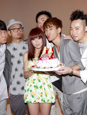 瑶瑶直言没男友暂不拍拖 穿花短裙高跟鞋任野仔MV女主角