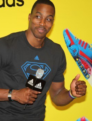 霍华德宣传新鞋教球迷投篮