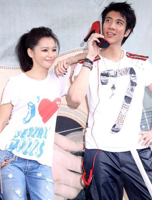 王力宏雨中宣传新碟 徐若瑄送高跟鞋示“爱”