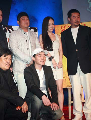 《绝命岛》刘桦抱怨片酬太低 霍思燕穿连衣裙高跟鞋豪秀美腿