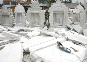 墓碑老板月赚10万元