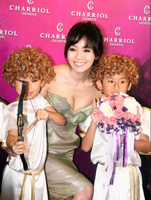 侯佩岑穿高跟鞋深V银色礼服 甜蜜难掩幸福