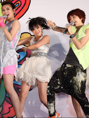 S.H.E穿花服高跟鞋变身美丽花仙子 与郝龙斌大跳花博舞