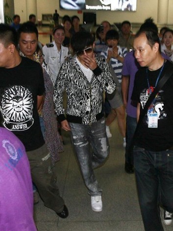 周杰伦摇滚鞋服迷翻粉丝 随扈在旁天王范儿十足