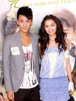 蔡卓妍清纯短裙罗马鞋亮相 不惧绯闻紧拥型男林峰