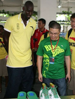 安踏为加内特现场造鞋 与领导参观工厂