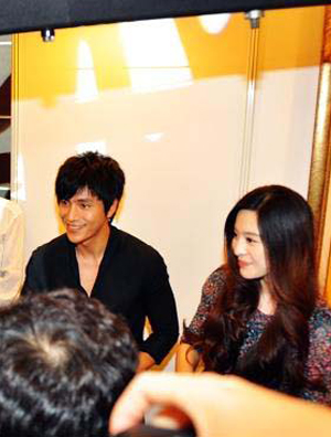 范冰冰娃娃衫高跟鞋助阵拍卖 陈坤为慈善作秀又何妨