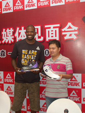 理查德森沈阳推新鞋 亲切回答球迷提问