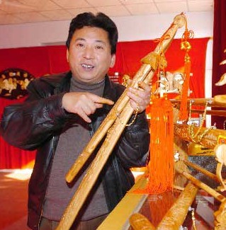 残疾人自强创业:做桃木工艺品年产值5000万