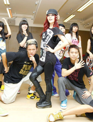 张韶涵穿休闲服马丁靴为演唱会排舞 练广东话想唱粤语歌