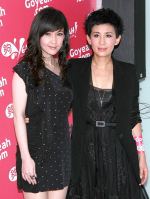 吴君如与周慧敏黑色情侣鞋服亮相 服装宽松难掩孕相