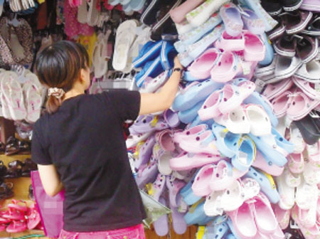 山寨“洞洞鞋”为三无产品隐患多