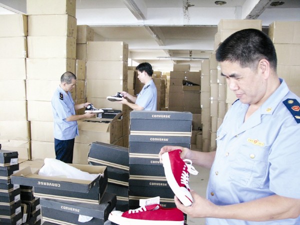 厦门查获案值2000多万元冒牌运动鞋