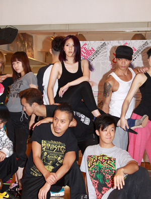 杨千嬅穿高跟鞋排舞致腰伤 自称有“钢胸”不会减上围