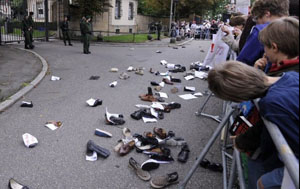 德国市民向政府大楼扔鞋抗议火车站改建