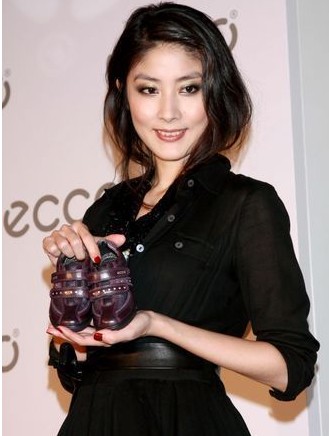 陈慧琳出席品牌鞋活动,大会送童鞋给其儿子