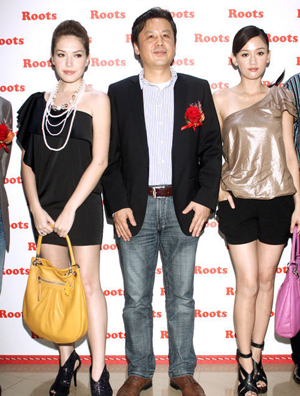 陈乔恩穿斜肩上衣高跟鞋为包包上市剪彩 首谈与黄晓明吻戏