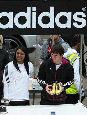 ÷Î÷³öϯ»î¶¯Ö±Éý»ú½ÓËÍ Â׶ؽÖͷΪadidasÐÂЬÔìÊÆ