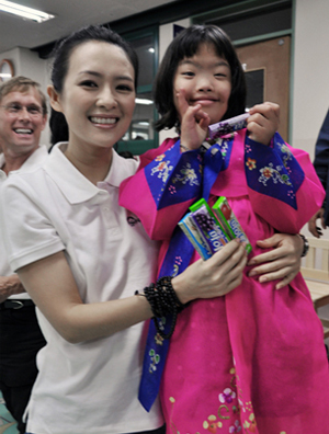 章子怡韩国宣传特奥 穿滑冰鞋意外摔跤