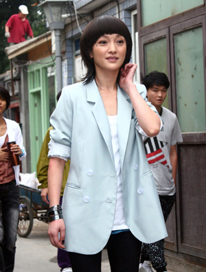 《指甲刀人魔》周迅穿西装高跟鞋亮相 首谈离开华谊后