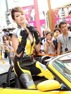 萧亚轩乘千万跑车现身 穿赛车鞋服秀性感