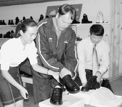 俄罗斯市民在中国觅得“特号鞋”