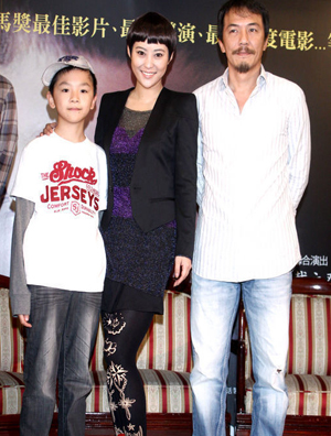 郝蕾穿半透纱衣隐露胸沟 减肥失败穿短靴秀美腿