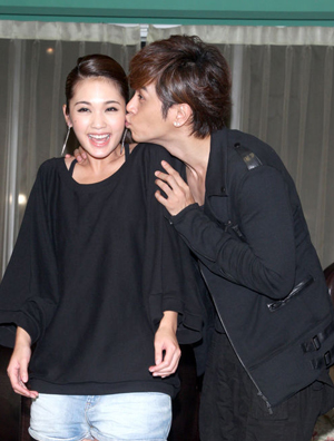 杨丞琳金钟封后捐奖金 情侣鞋服与小猪玩亲密