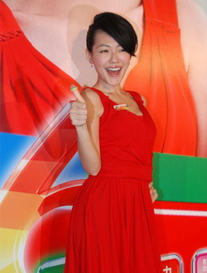 小S红裙高跟鞋现场秀身材 手舞足蹈显很兴奋