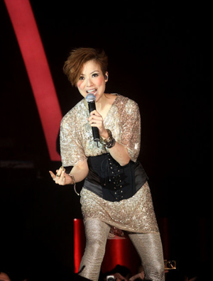 郑秀文短裙木跟鞋亮相音乐会 狂劈大腿舞台秀性感