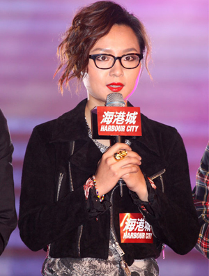 Öܱʳ©ÁÒÑæºì´½ÎªÊ¥µ®ÁÁµÆ ƤÒºìЬ±äÑýħ