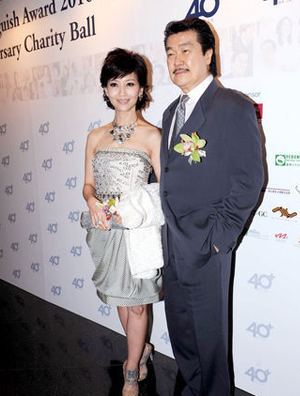 赵雅芝银色短裙高跟鞋大秀钻饰 偕老公齐做慈善