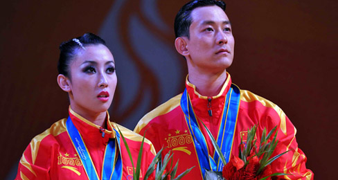 安踏:“圣火”耀出中国红