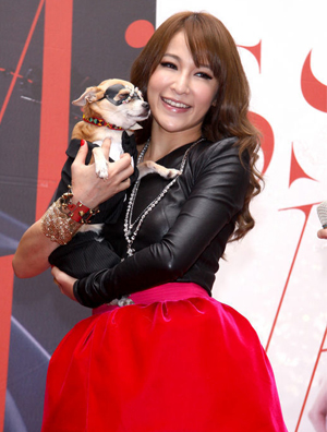 萧亚轩穿红裙高跟鞋为专辑庆功 明星狗“儿子”站台