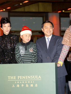 莫文蔚亮片裙高跟鞋显身材 搭档芮成钢现身慈善