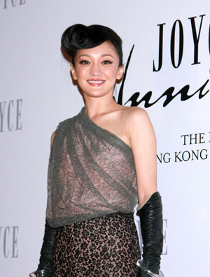 周迅豹纹裙高跟鞋走秀 首拍武打片获李连杰指导