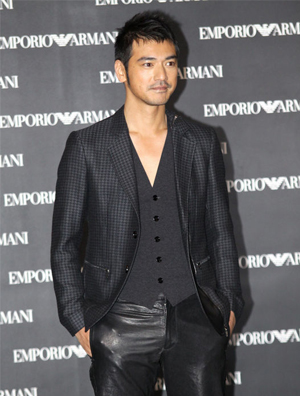 金城武黑色鞋服现身展型男魅力 捞金低调玩快闪