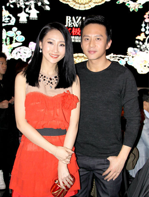 林鹏红裙蓝鞋秀珠宝 邓超上前交谈豪毫不设防