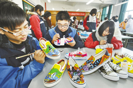 手绘帆布鞋成为年轻一族追捧的时尚鞋