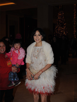 ÖÚ´óÅÆÅõ³¡ÖÜÁ¢²¨»éÀñ Áõ¼ÎÁáÓðëȹ¸ß¸úЬÇÀ¾µ