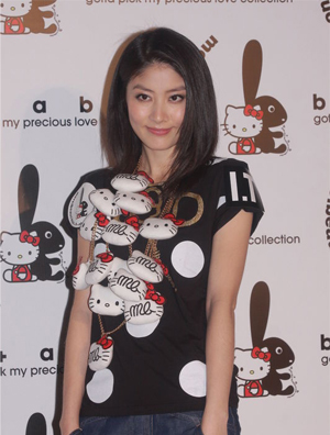 陈慧琳高跟鞋Hello Kitty衫可爱亮相 老公秃顶表无奈