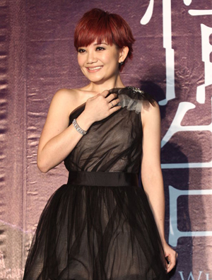 梁静茹薄纱裙高跟鞋推新碟 环球送红酒给夫妇