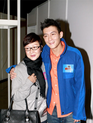 陈冠希穿潮鞋带妈妈捞钱 唱新歌为自己行为平反