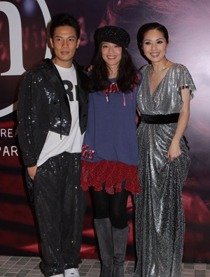 舒淇长衫高跟靴出席杨千桦派对 否认因黎明落泪