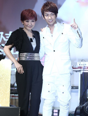 梁静茹裤装高跟鞋帅气 张智成带病助阵演唱会