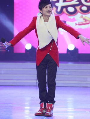 何炅节目现场脱鞋 粉碎“内增高”质疑