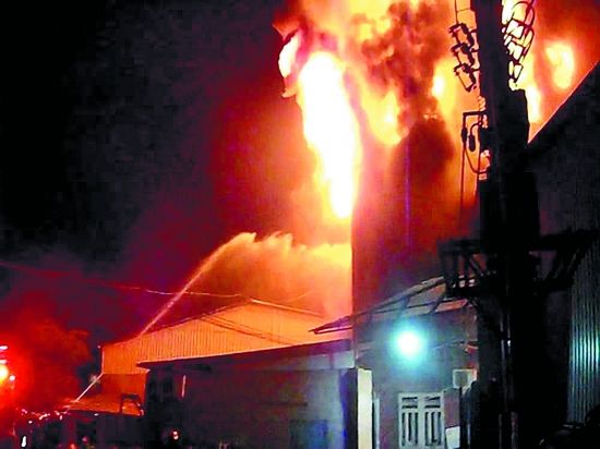 晋江一鞋厂火灾,大火连烧五小时