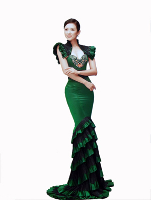 章子怡低胸礼服高跟鞋拍国家宣传片 拖尾长裙端庄优雅