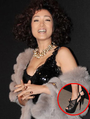 霸气巩俐很节俭 悍马战鞋应对各式衣装